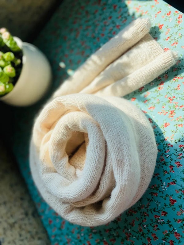 White handmade cashmere scarf